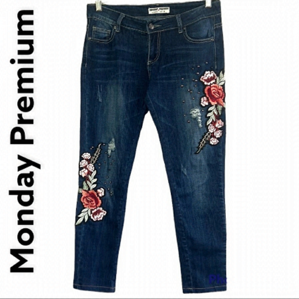 MONDAY Premium Dark Wash Embroidered/Studded Jeans Size M